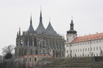 Chrám a bývalá jesuitská kolej od severovýchodu ( © Ivan Grisa 03/2011)