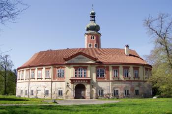 Zámek od severovýchodu (© Lukáš Pechánek, 04/2012)