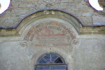 Detail nápisu na štítu vedlejší budovy (© Lukáš Pechánek, 04/2012)