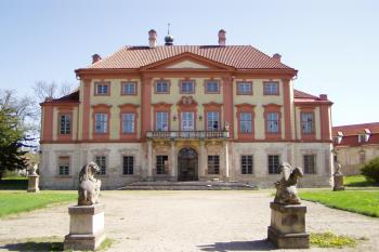 Zámek od jihozápadu (© Lukáš Pechánek, 04/2012)