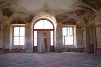 Interiér vstupního vestibulu s nástěnnými malbami (© Lukáš Pechánek, 04/2012)