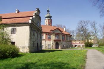 Zámek s okolními cennými objekty (© Lukáš Pechánek, 04/2012)