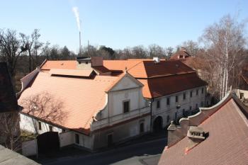Hospodářské budovy zámku od kostela sv. Havla ( © Ivan Grisa 03/2010)