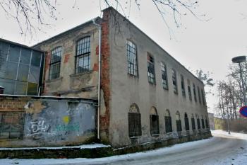 Znehodnocená fasáda textilky podél ulice Potoční ( © Jan P. Štěpánek 02/2012)