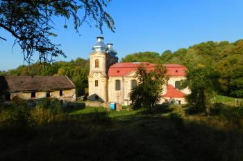 kostel a bývalý Schopfův hostinec čp. 21 - pohled od východu (© Milan Caha, 04/2018)