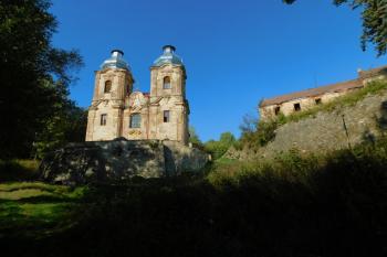 kostel a bývalý Schopfův hostinec čp. 21 - pohled od jihu (© Milan Caha, 04/2018)