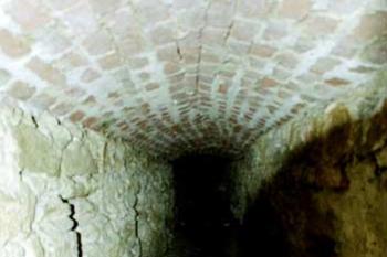 Odvodňovací a větrací chodba pod kostelem (©2003 Jiří Čížek)