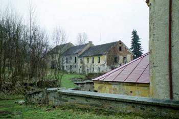 Opuštěná stavení (©2003 Jiří Čížek)