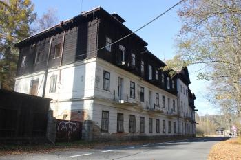 Dnešní budova Pavla byla postavena r. 1898, 2. patro v r. 1912. (© Luděk Vláčil 10/2019)