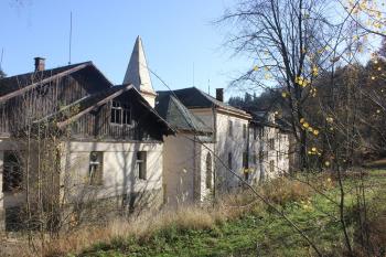 Hlavní budova – Léčebný dům František s kaplí (© Luděk Vláčil 10/2019)