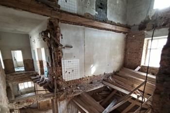 Panuje zde jakási vzdušnost - mnohde chybí stropy v úrovni všech tří pater (© Jan P. Štěpánek  04/2020)