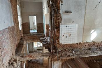Panuje zde jakási vzdušnost - mnohde chybí stropy v úrovni všech tří pater (© Jan P. Štěpánek  04/2020)