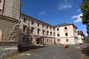 Hlavní budova bývalých lázní (© Jan P. Štěpánek  04/2020)