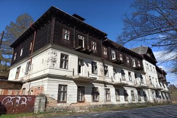 Lázeňská budova při hlavní silnici (© Jan P. Štěpánek  04/2020)