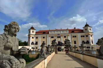 Vstupní průčelí zámku s mostem zdobeným sochařskou výzdobou (© Jan P. Štěpánek  09/2024)