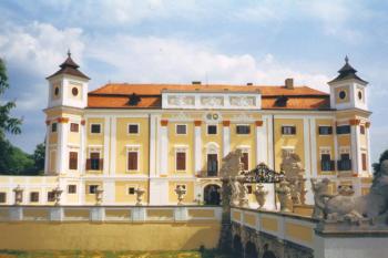 Zámek v Miloticích u Kyjova ( © Pavel Vítek 07/2005)