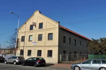 Obytný dům z Nádražní ulice ( © Jan P. Štěpánek 02/2019)