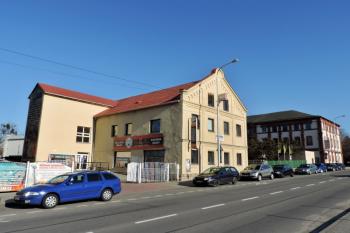 celkový pohled na areál Málkovic od jihu z Nádražní ulice ( © Jan P. Štěpánek 02/2019)