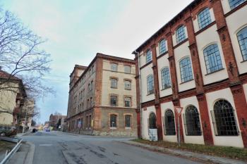 Pohled z Těšínské ulice na tkalcovnu Málkovic (vpravo) a přádelnu fa. Landsberger před demolicí (vlevo) (© Jan P. Štěpánek 2014)