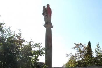 Sloup se sousoším Panny Marie s dítětem z roku 1703 v Moravičanech. ( © Pavel Vítek 10/2019)