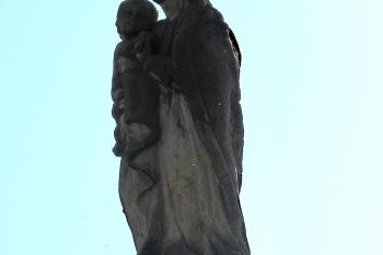 Sloup se sousoším Panny Marie s dítětem z roku 1703 v Moravičanech. ( © Pavel Vítek 10/2019)