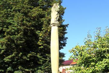 Sloup se sousoším Panny Marie s dítětem z roku 1703 v Moravičanech. ( © Pavel Vítek 10/2019)