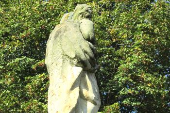 Sloup se sousoším Panny Marie s dítětem z roku 1703 v Moravičanech. ( © Pavel Vítek 10/2019)