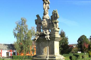 Sousoší Panny Marie, sv. Floriána a sv. Jana Nepomuckého v Moravičanech ( © Pavel Vítek 10/2019)