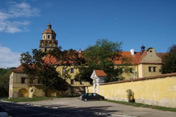 pohled na zámek od silnice (© Petr Pospíšil, 09/2012)