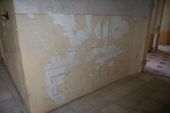 zbytky fresek pod nátěrem z dob minulých (© Petr Pospíšil, 09/2012)