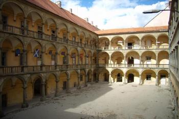 první nádvoří s arkádami (© Petr Pospíšil, 09/2012)