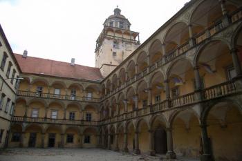 první nádvoří - pohled na věž s ochozem (© Petr Pospíšil, 09/2012)