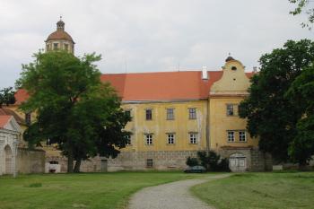 Východní vstupní průčelí s hodinovou věží a gotickým portálem (© Dušan Dohňanský 06/2016)