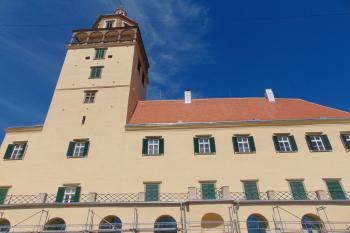 Jižní křídlo - původní hradní palác (© Dušan Dohňanský  04/2022)