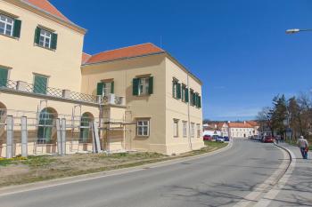 Rekonstrukce zámecké terasy vzniklé z bývalé hradební zdi gotického přihrádku (© Dušan Dohňanský  04/2022)