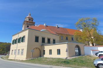 Budova napojena na jv. nároží je výsledkem pozdnějších barokních úprav (© Dušan Dohňanský  04/2022)