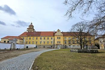 Pohled na komplex zámku od východu, z města (© Jan P. Štěpánek  04/2024)