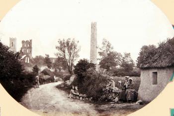 Kruhová věž v roce 1861 při pohledu od východu. Nalevo jsou zříceniny katedrály sv. Brigity. (© Royal Collection Trust/Her Majesty Queen Elizabeth II 2014)