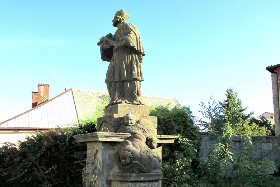 sochy sv. Jana Nepomuckého a sv. Zdislavy