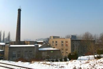 pohled na starou tkalcovnu a tovární komín od severovýchodu (© Jan P. Štěpánek 02/2012)