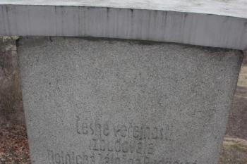 Nápis na zadní straně pamětní desky Václava Kratochvíla ( © Ivan Grisa 02/2011)