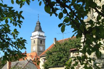 pohled na kostel od městských hradeb (© Rodochrozit, 10/2011)