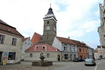 kostel s dominantní věží z Horního náměstí ( © Jan P. Štěpánek 10/2014)