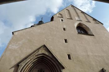 vstupní západní průčelí kostela ( © Jan P. Štěpánek 10/2014)