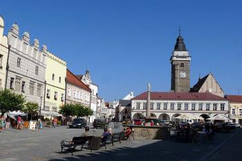 Náměstí Míru s cennými domy, kašnou a kostelem (© Jiří Cukr, 08/2009)