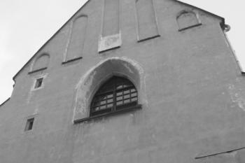 Západní průčelí hlavní lodi ( © Ivan Grisa 12/2009)