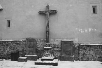 Misijní kříž a náhrobky ze starého hřbitova u západního průčelí ( © Ivan Grisa 12/2009)