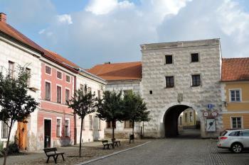 Jemnická brána z Horního náměstí ( © Jan P. Štěpánek 10/2014)