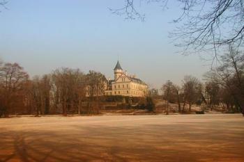 Raduň - pohled přes rybník (© Jana Herianová 02/2003)