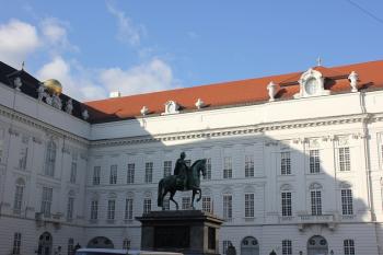 Pomník císaře Josefa II. před Dvorní knihovnou. (© Luděk Vláčil 12/2019)